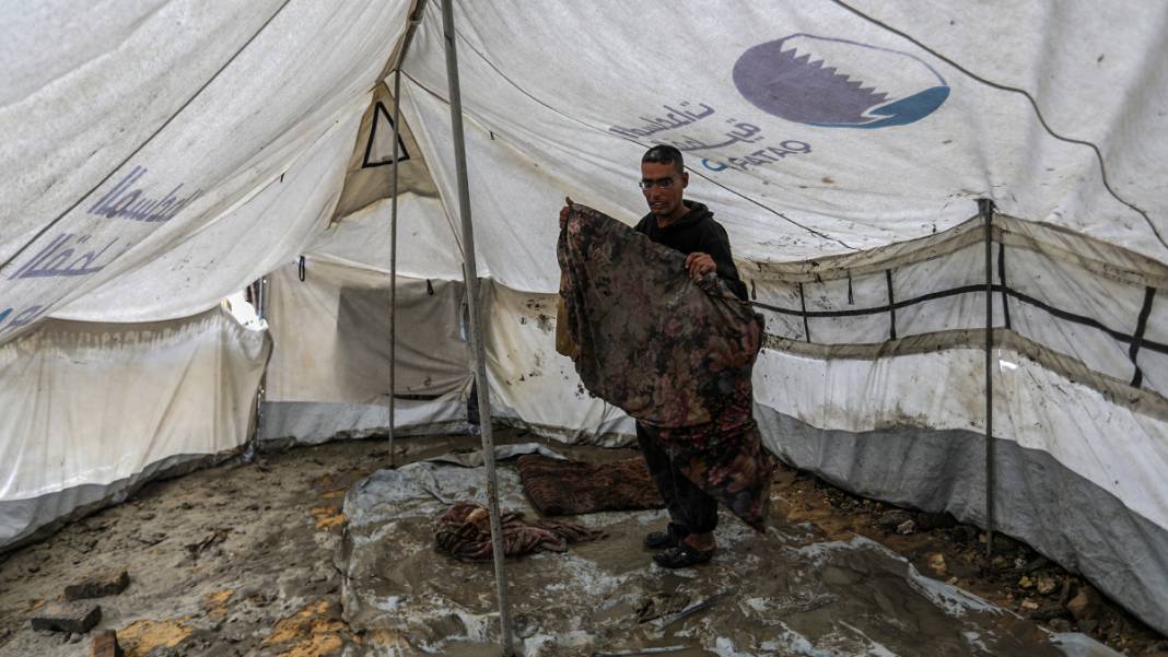 Gazze’de üç günlük yağış, Filistinlilerin çadırlarını su altında bıraktı 12